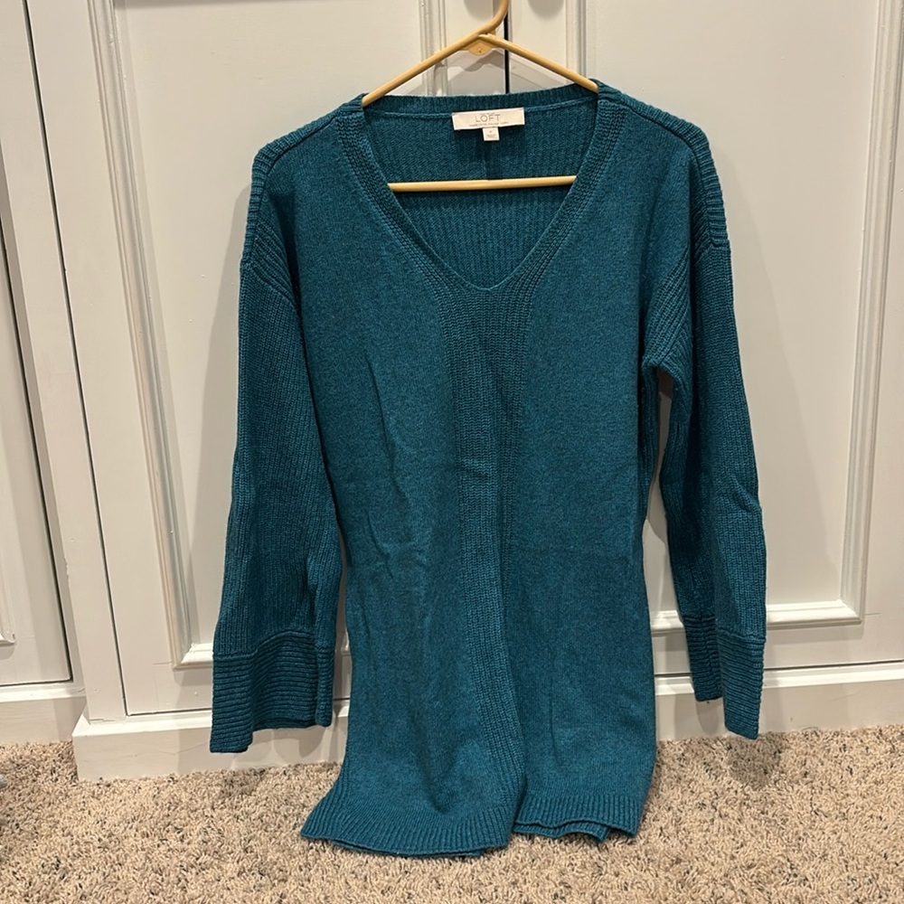 ANN TAYLOR LOFT. Turquoise V-Neck Sweater. M